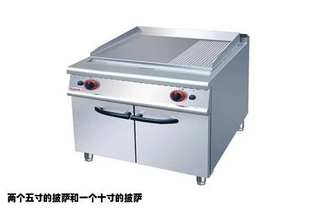 两个五寸的披萨和一个十寸的披萨